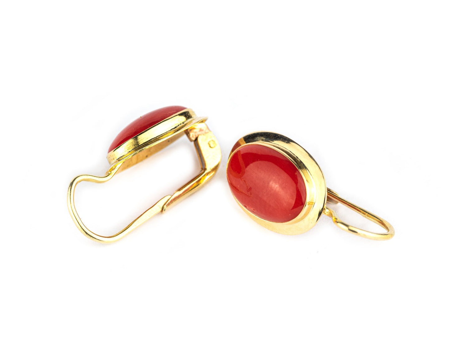 Earrings in gold and red coral from the Mediterranean (Sardinian Coral) with a leverback setting in classic style